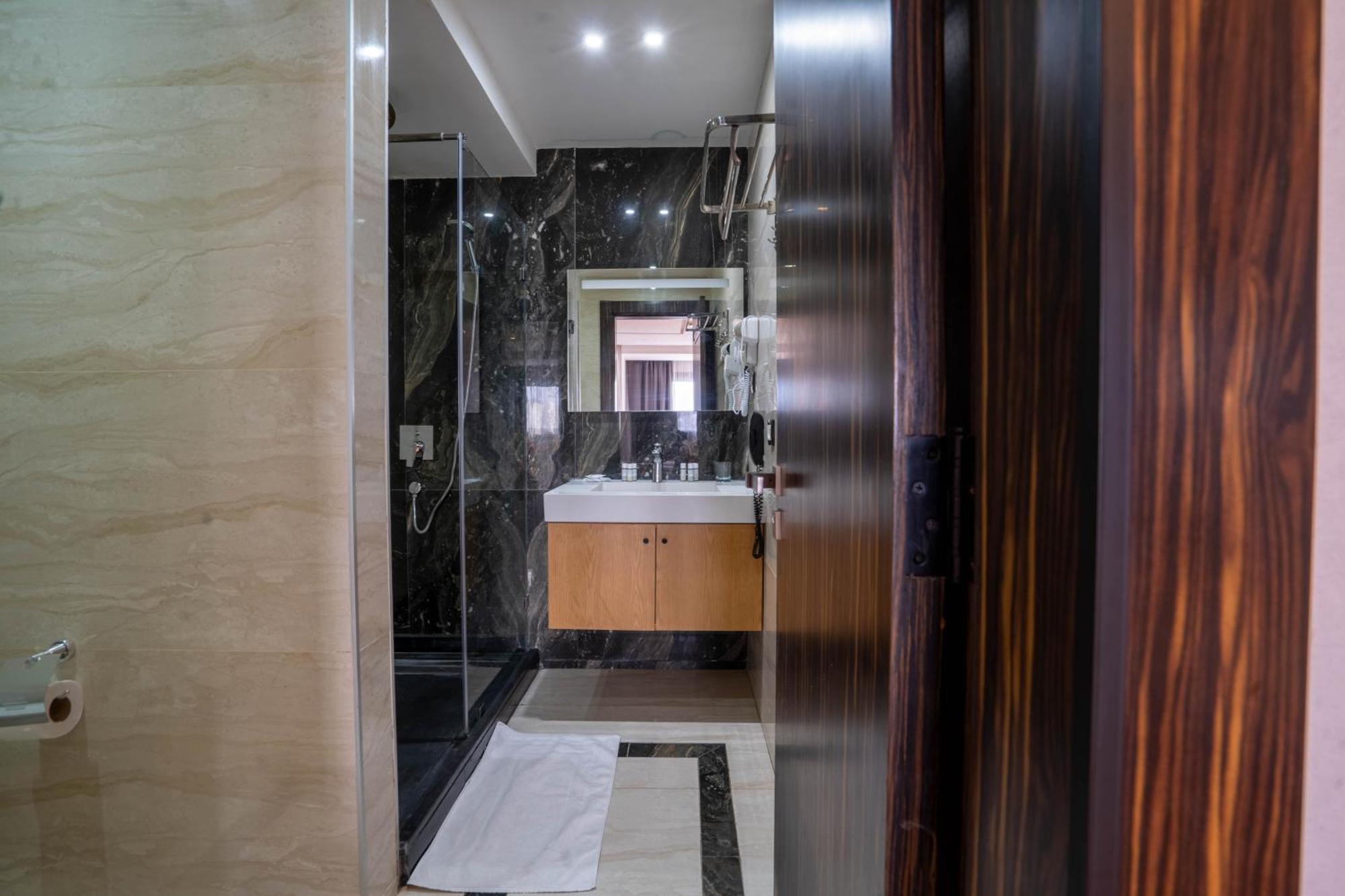 Razane Hotel Kenitra Buitenkant foto